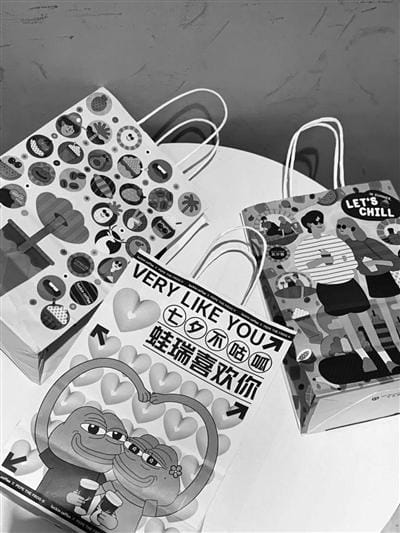 年轻人喜欢拎着纸袋“压马路”  第1张