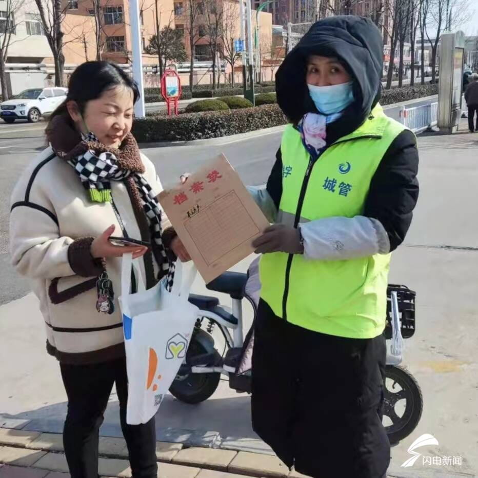 泰安“数字城管”路边捡到含重要资料手提袋  成功寻到失主获点赞 第1张